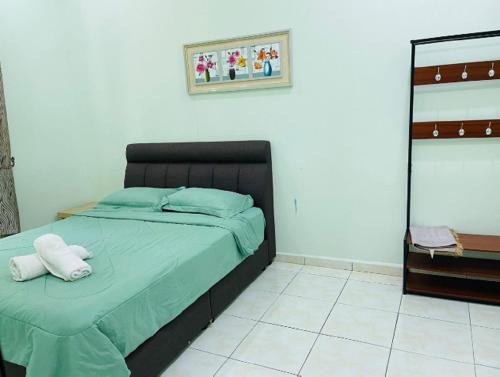 Кровать или кровати в номере Faris's Homestay & Resort