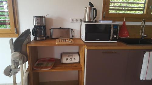 Il comprend une cuisine équipée d'un four micro-ondes et d'un comptoir. dans l'établissement Gite entre Loire, châteaux et Sologne, à Saint-Claude-de-Diray