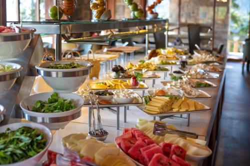 ein Buffet mit vielen verschiedenen Speisen in der Unterkunft Foleya Mountain Resort Hotel & Villas in Trabzon