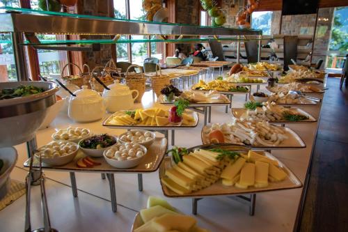 ein Buffet mit vielen Speisen auf dem Bildschirm in der Unterkunft Foleya Mountain Resort Hotel & Villas in Trabzon