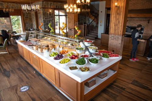 ein Buffet mit vielen verschiedenen Speisen in der Unterkunft Foleya Mountain Resort Hotel & Villas in Trabzon