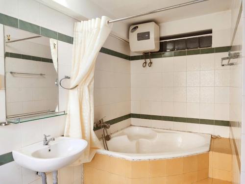 un baño con bañera y lavabo en Rose House 302, en Ho Chi Minh