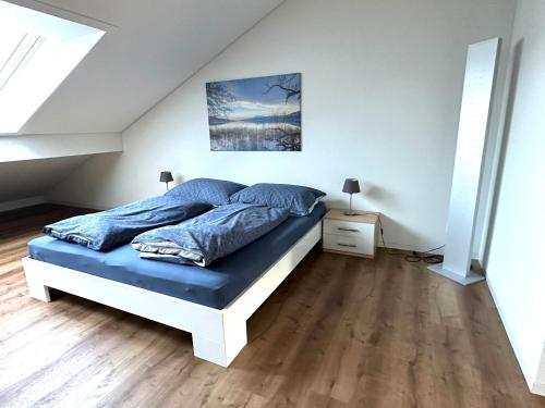 Postel nebo postele na pokoji v ubytování Neue Einzimmer Dachwohnung