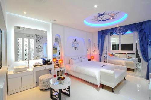 a bedroom with a white bed and a bathroom at Mokpo Myeongpum Hotel in Mokpo