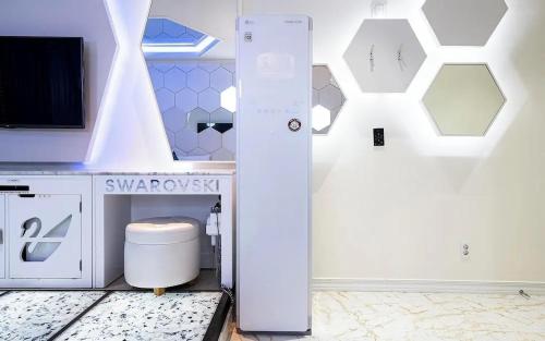 a white bathroom with a toilet in a room at Mokpo Myeongpum Hotel in Mokpo