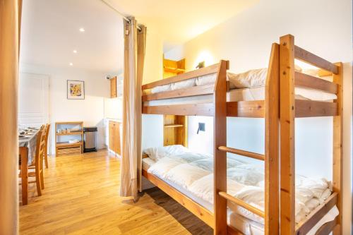quelques lits superposés dans une chambre dans l'établissement Le Machu - Appt 3 vue montagne, à Chamrousse