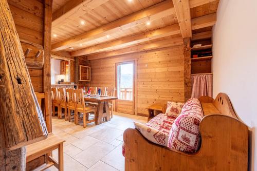 un salon avec un canapé et une table dans l'établissement Gite Les Clapières, à La Giettaz