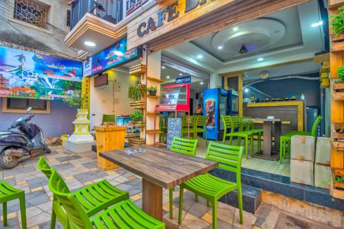 Entretenimiento nocturno para los huéspedes de The Balaji inn Baga