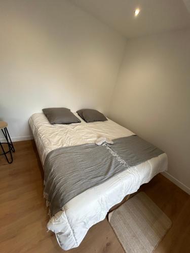 une chambre avec un grand lit dans une pièce dans l'établissement Maison BR, à Villeneuve-le-Roi