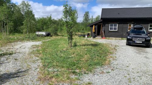 a car parked in front of a cabin at Mitt paradis in Bardufoss
