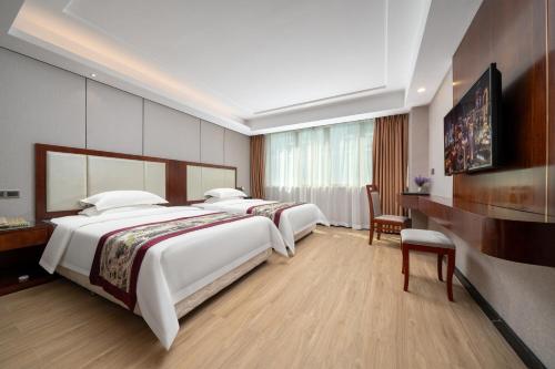 Postel nebo postele na pokoji v ubytování Honglilai Hotel