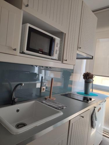 a kitchen with a sink and a microwave at VRS - PORTO BEACH FLAT in Porto