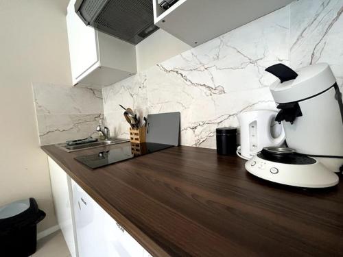 - un comptoir de cuisine avec une cafetière dans l'établissement Évasion Monterelaise - Centre, à Montereau-faut-Yonne