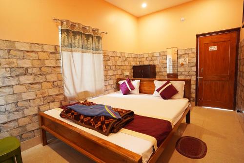 Postel nebo postele na pokoji v ubytování Resort Neel Nirjan !! Best Family Couple friendly family Resort!!