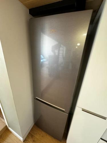 - un réfrigérateur en acier inoxydable dans la chambre dans l'établissement Charmant T3 - Place Colbert - Lyon Centre, à Lyon