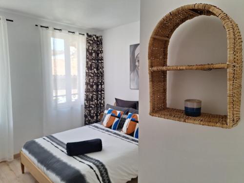 Ένα ή περισσότερα κρεβάτια σε δωμάτιο στο Chambre NINA climatisée