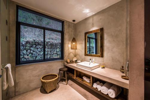 a bathroom with a sink and a window at 宁波栖霞山居丨森岛 in Shangbao