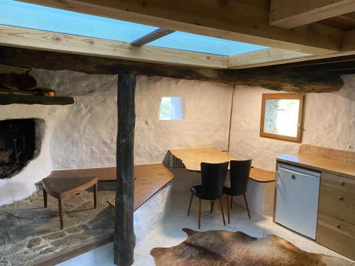 une cuisine avec une table et des chaises dans une cabine dans l'établissement La bergerie des étoiles, à Rouvenac