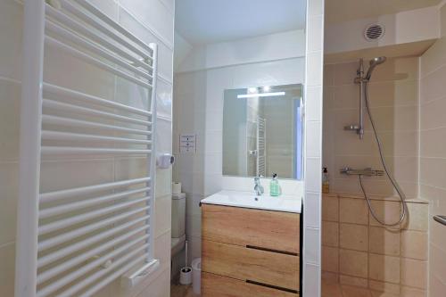 une salle de bain avec un lavabo, des toilettes et un miroir dans l'établissement Provenzalische Villa Lucioles - Strandnah mit Meerblick, Pool und Jacuzzi by Riviera HomeLife, à Anthéor