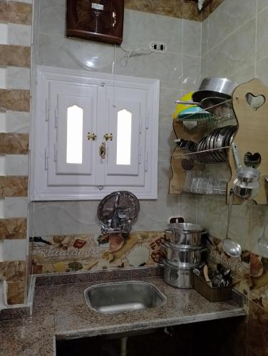 a kitchen with a sink and a counter top at برج القط للشقق الفندقيه المفروشة in Marsa Matruh
