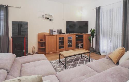 TV/trung tâm giải trí tại 4 Bedroom Nice Home In Sibenik