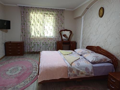 a bedroom with a bed and a window at Садиба у Курила з сауною та чаном на дровах in Shepot