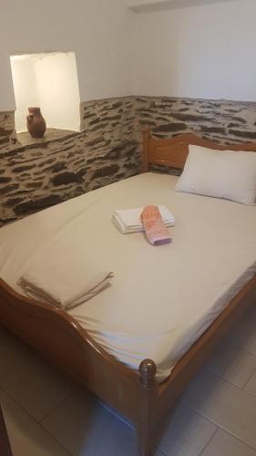 Una cama con una toalla y una lámpara encima. en ΑΝΕΜΟΔΡΟΥΛΗΣ, en Kókhilos