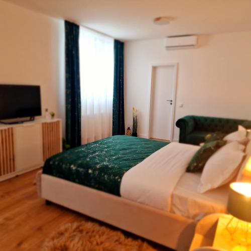 una camera da letto con un letto grande con una coperta verde di Pentagon Concept a Alba Iulia