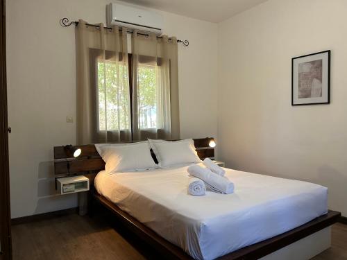 Un dormitorio con una cama con dos toallas encima. en Artemis Airport Stay, en Artemida