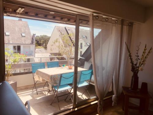 une pièce avec une table et des chaises sur un balcon dans l'établissement LE GALION, à La Baule