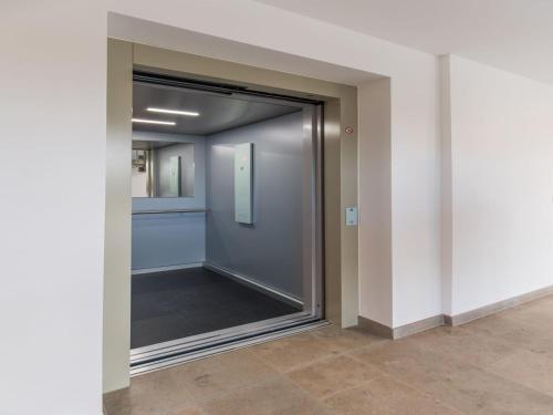 an empty hallway with a sliding glass door at Bright Apartment für bis zu 5 Erlangen in Erlangen