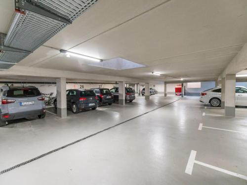 an empty parking garage with cars parked in it at Bright Apartment für bis zu 5 Erlangen in Erlangen