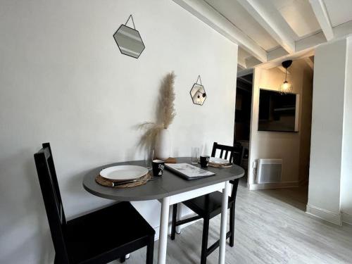 une salle à manger avec une table et des chaises dans une pièce dans l'établissement Le cocon familial - Hypercentre, à Montereau-faut-Yonne