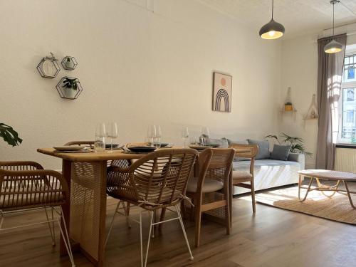 a dining room with a table and chairs and a couch at Cozy City Oasis Central & Near Fairgrounds in Frankfurt/Main