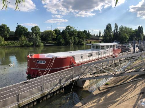Péniche Design 115m2 Port Privé Vue Seine à 15min de Paris