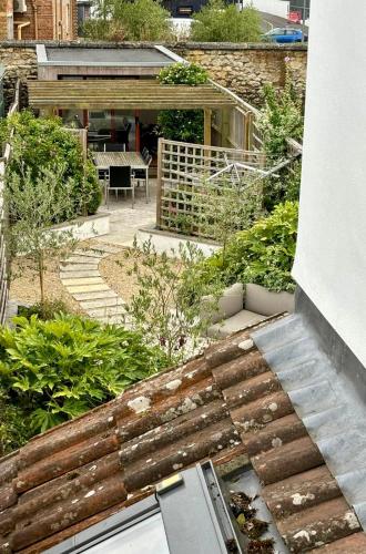 an overhead view of a garden on a house at Observatory Retreat Luxury Jericho Townhouse with Parking in Oxford