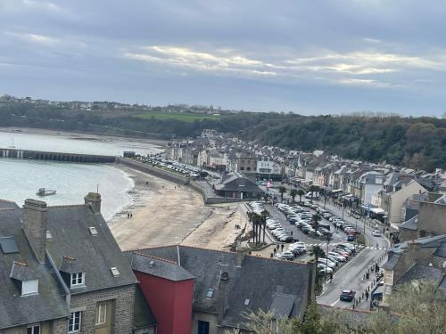 - une vue sur une ville avec des voitures garées sur la plage dans l'établissement Studio, à Cancale