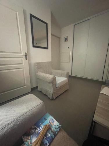 un salon avec un canapé et une chaise dans l'établissement Studio, à Cancale