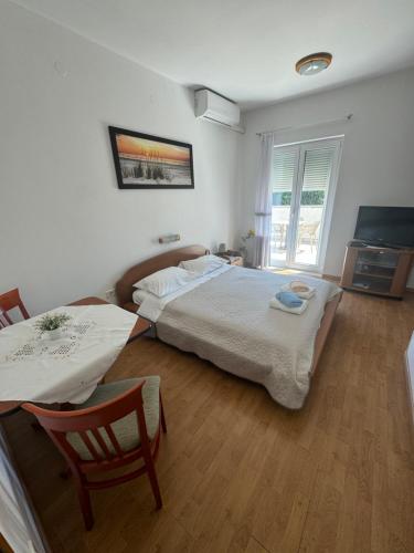 Postel nebo postele na pokoji v ubytování Apartments and Rooms Oražem Zoro