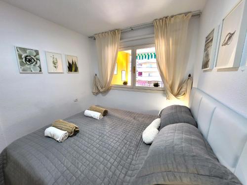 a bedroom with a bed and a window at Apartamento Claudia en Lago Santiago con piscina in Puerto de Santiago