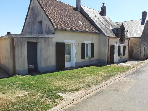 une vieille maison sur le côté d'une rue dans l'établissement Chez Robert, à Le Mée