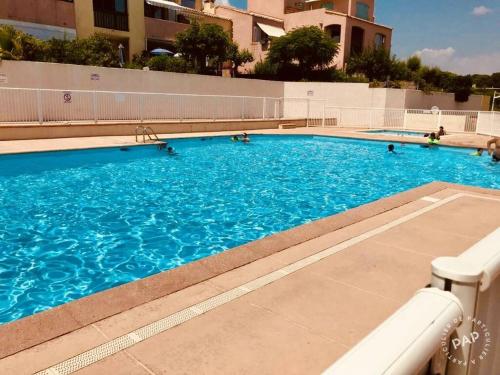 Πισίνα στο ή κοντά στο Studio vue mer avec piscine et terrain de tennis