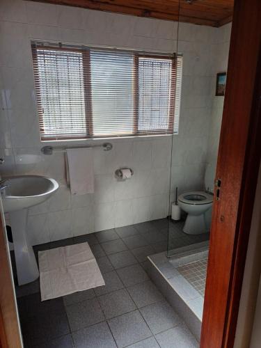 un baño con lavabo e inodoro en Sea Vista - awesome sea views, en Durban