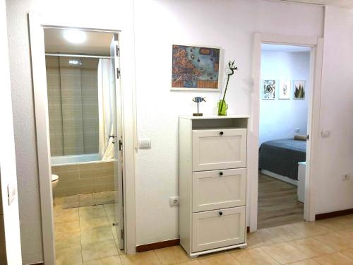 a bathroom with a door leading to a bedroom at Apartamento Claudia en Lago Santiago con piscina in Puerto de Santiago