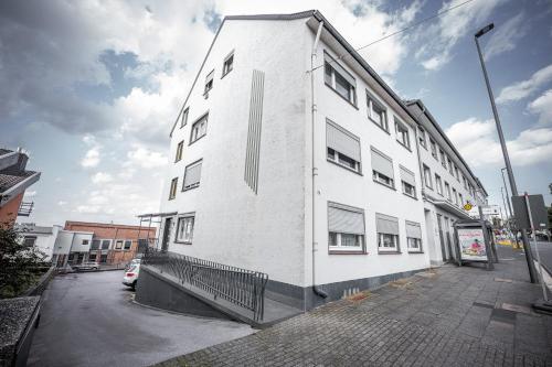 een wit gebouw aan de kant van een straat bij Wunderschöne Ferienwohnung in Solingen-Mitte in Solingen