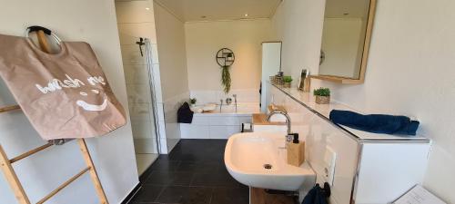 baño con lavabo, aseo y bolsa en Ferienwohnung Traumblick, en Bestwig