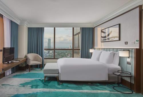Гостиная зона в Holiday Inn & Suites Manila Galleria by IHG