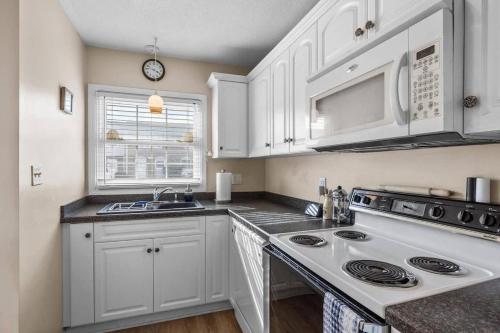 Η κουζίνα ή μικρή κουζίνα στο Dreamy Vacation Smart-Home by the Beach home