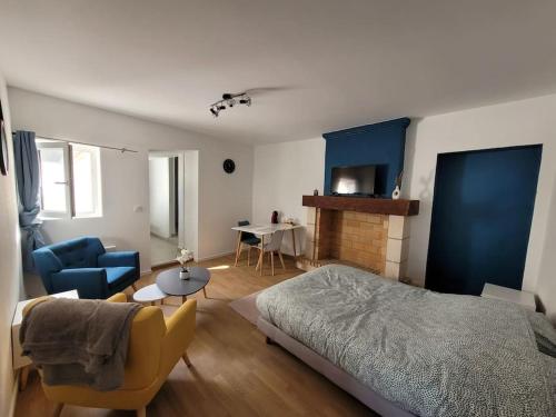 une chambre avec un lit et un salon dans l'établissement Studio Le Fresne, à Sainte-Gemme-sur-Loire