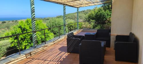un balcon avec des chaises et une vue sur les montagnes dans l'établissement Villa Cursaninco, à Corbara